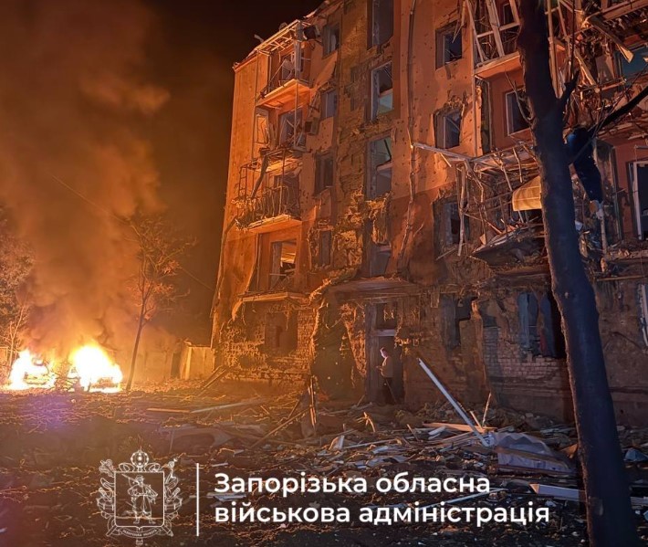 Росіяни під ранок комбіновано атакували Запоріжжя та Кривий Ріг: є влучання у підприємство та п'ятеро поранених